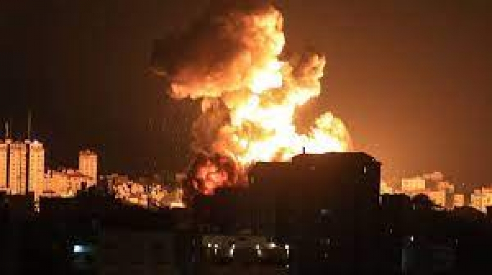 Israel lanza más bombardeos en Gaza mientras demora su ofensiva terrestre