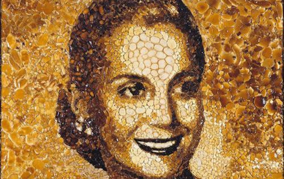 Mística, pop, humor y simbolismos en el arte que inspiró la figura de Eva Perón