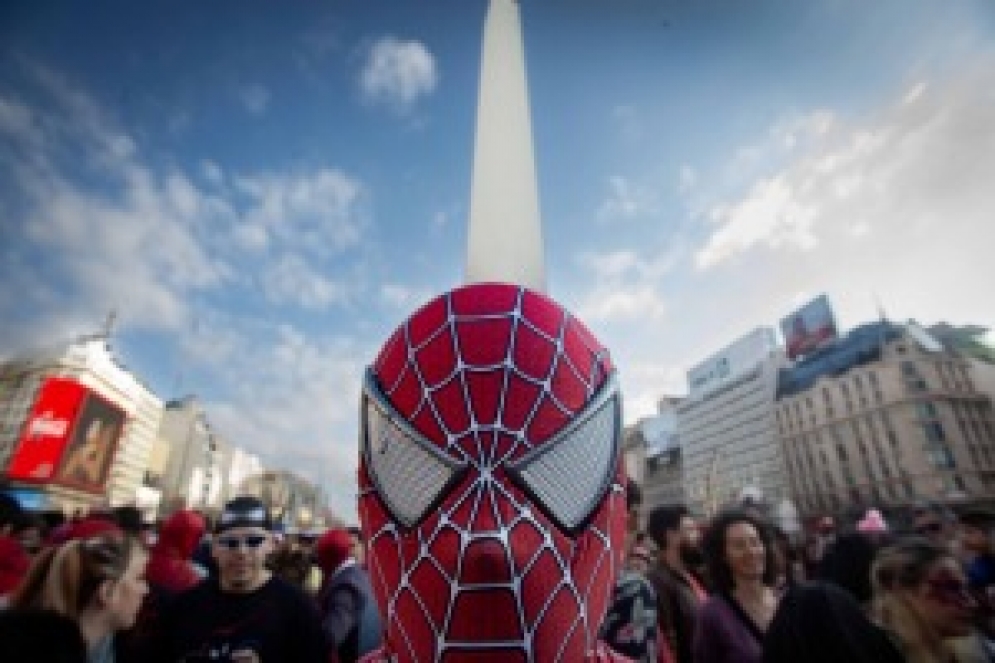 Más de 1.000 personas disfrazadas de Spiderman superaron un record Guinnes en el Obelisco