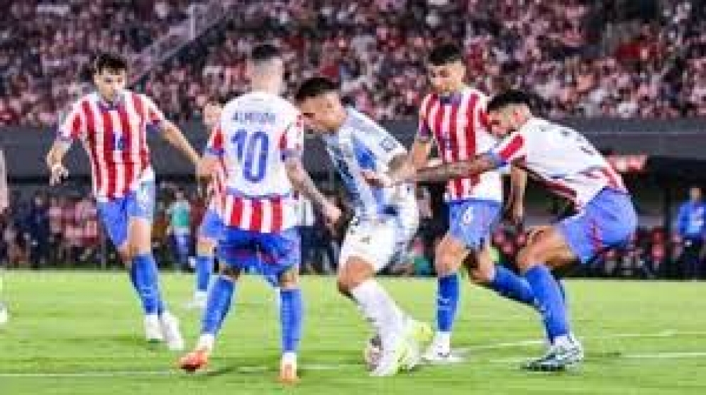 Argentina cayó 2-1 en Paraguay pero sigue liderando