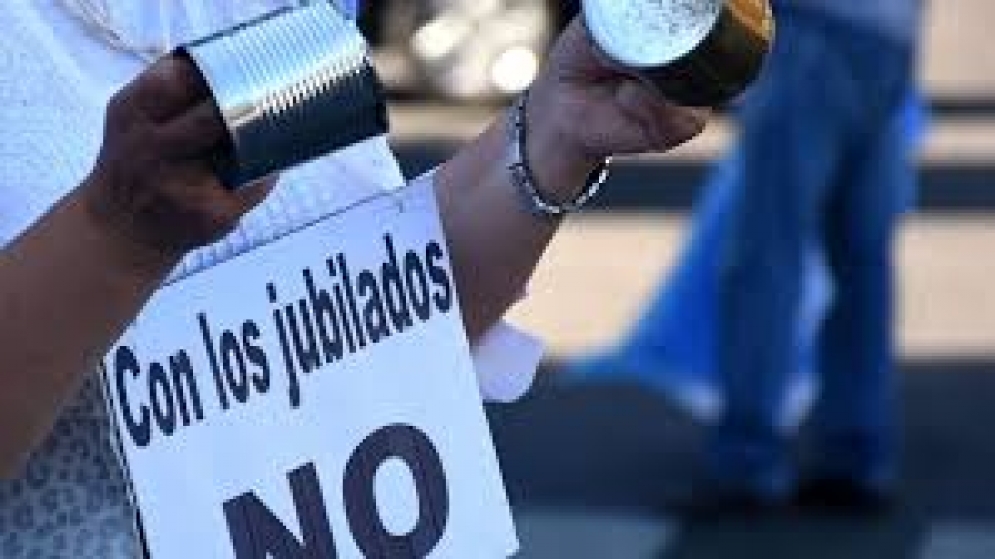 Jubilados se autoconvocan para reclamar contra el recorte de cobertura y el veto a la movilidad