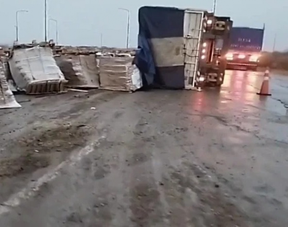 Otro camión volcó en Villa Mercedes y esparció su carga en la ruta