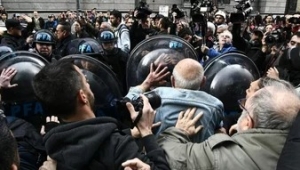 Reprimen a jubilados durante protesta contra el veto de Milei