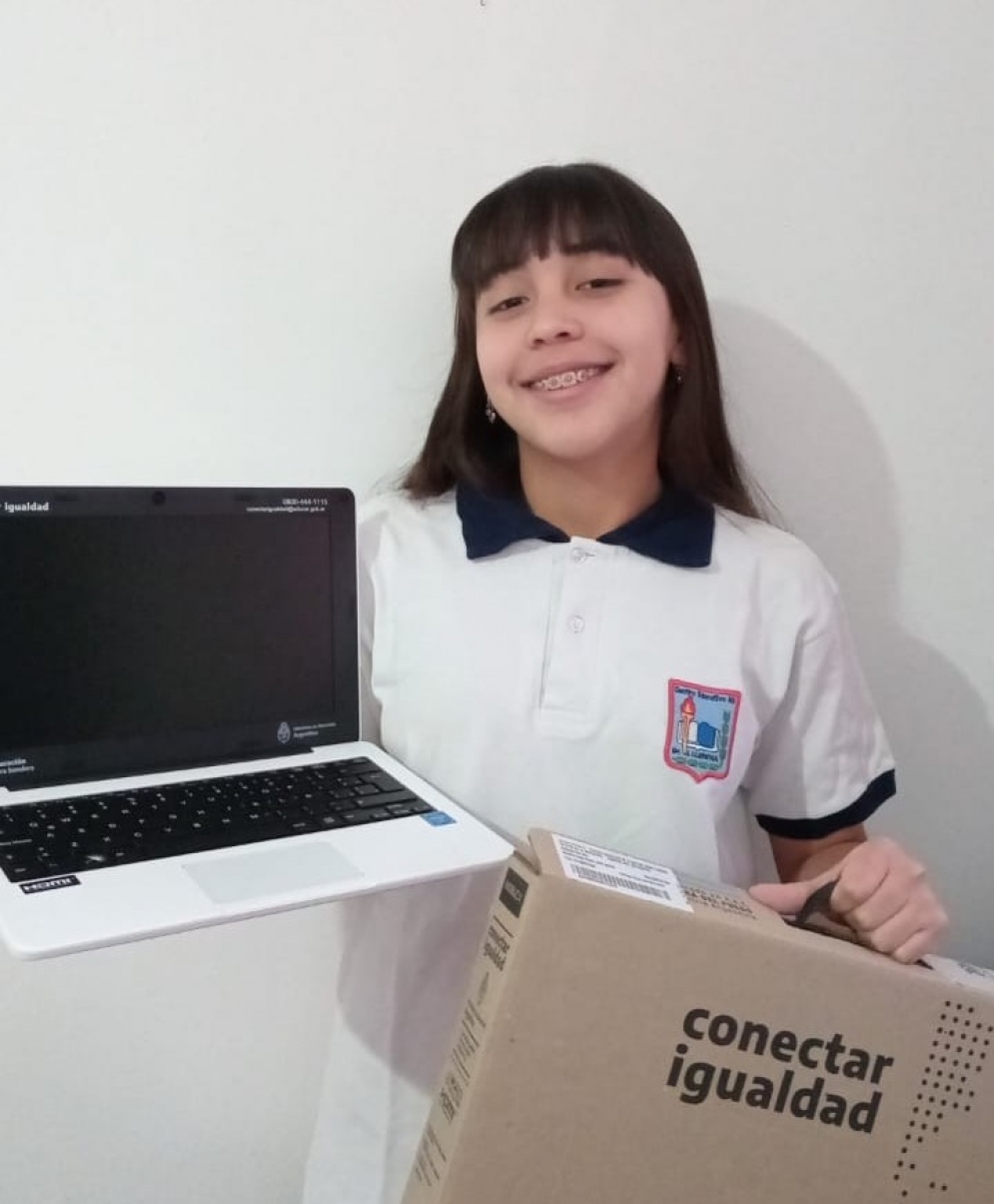 Más de 660 alumnos de la Normal recibieron sus computadoras