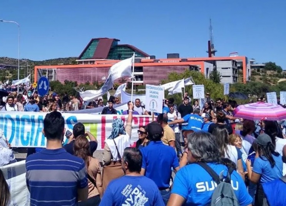 Trabajadores estatales marchan contra el congelamiento salarial en San Luis