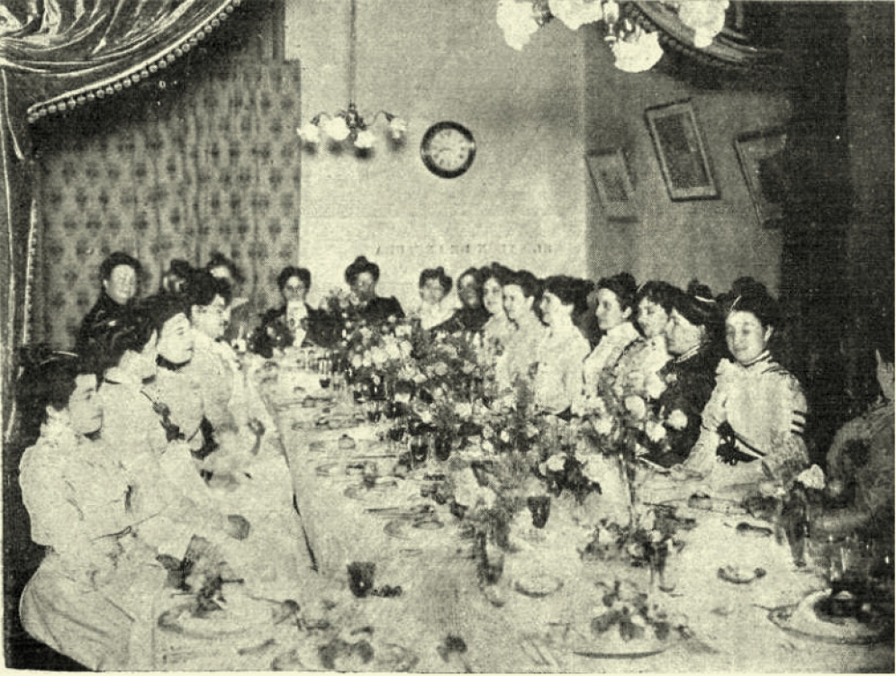 Banquete celebrado en el hotel Phoenix de Buenos Aires en 1901. El mismo fue ofrecido por doctoras y estudiantes de Medicina, entre las que se encontraban la Dra. Cecilia Grierson y la estudiante María Juliana Becker, a las nuevas doctoras en Filosofía y Letras.