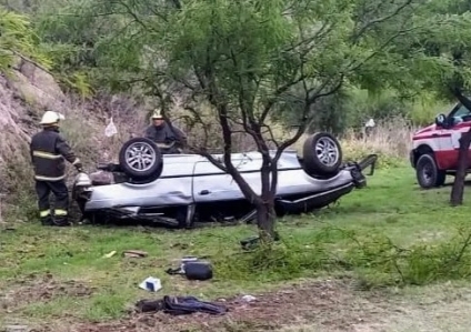 A lo rápido y furioso: Un auto se despistó, chocó contra un árbol, 