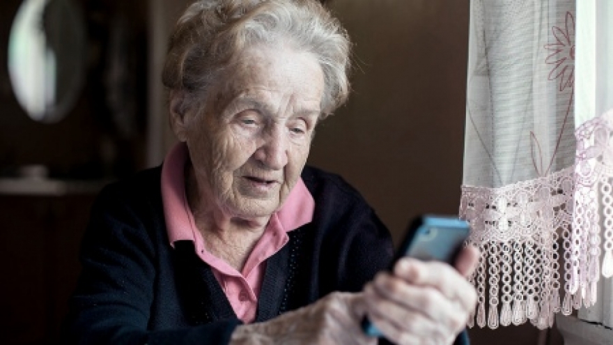 Las personas mayores utilizan más el celular que la computadora, según informe del Indec